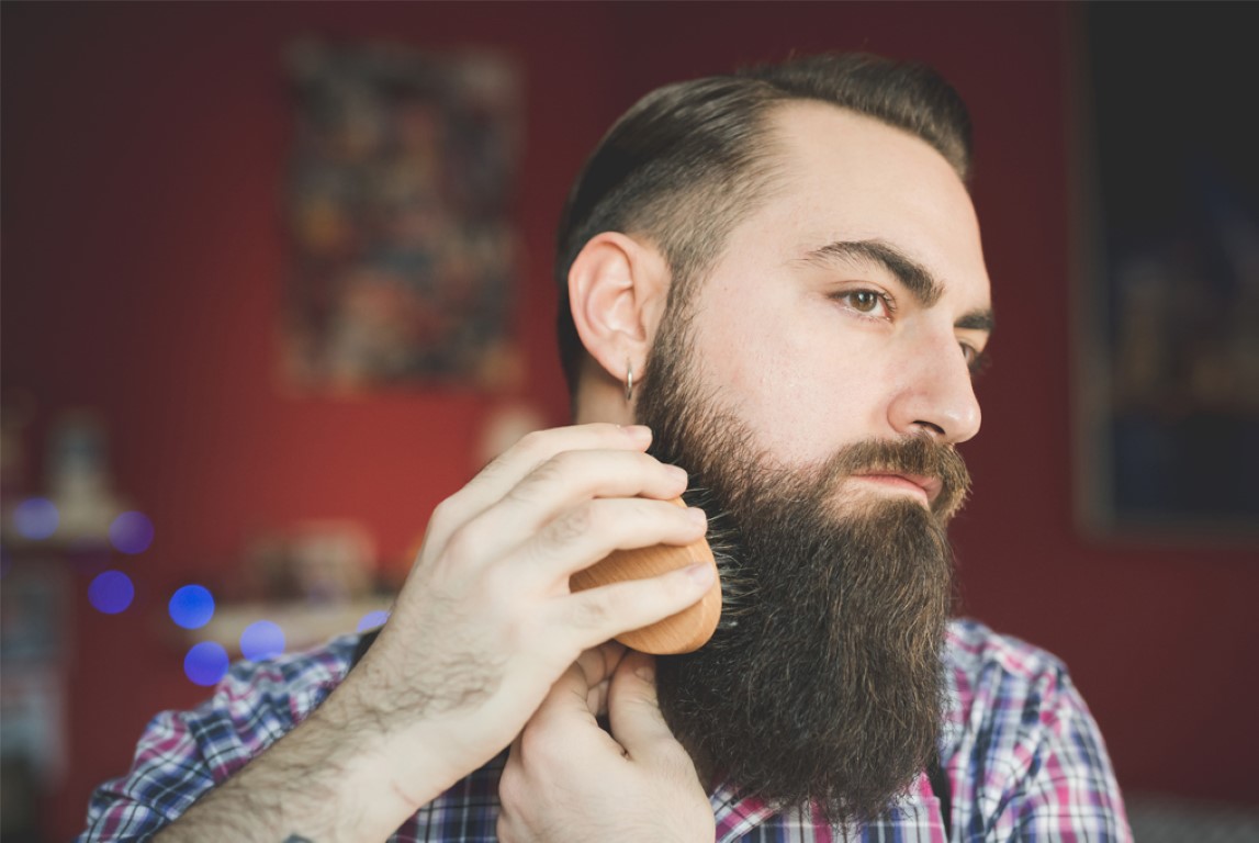 homme qui peigne sa longue barbe